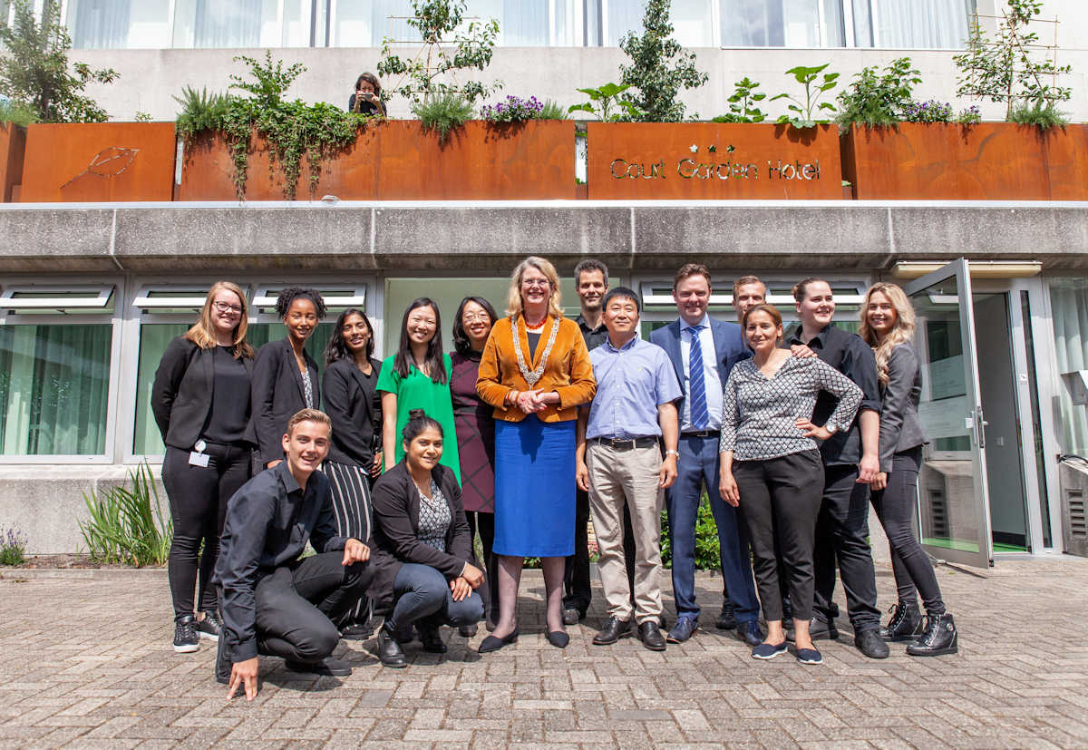 Opening groene daktuin - burgemeester Pauline Krikke en team Court Garden