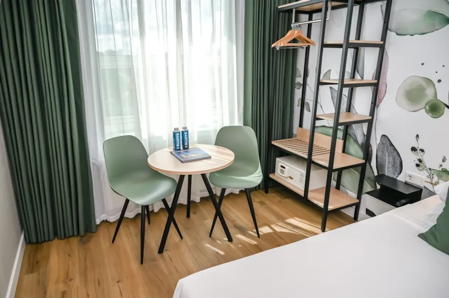Tafel met stoelen en kast